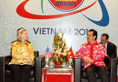 Chỉ 3 tháng sau, tháng 10/2010, bà Hillary quay lại Việt Nam lần thứ 3 để tham dự Hội nghị Thượng đỉnh ASEAN 17. Trong ảnh là Thủ tướng Nguyễn Tấn Dũng (phải) trò chuyện cùng Ngoại trưởng Mỹ.